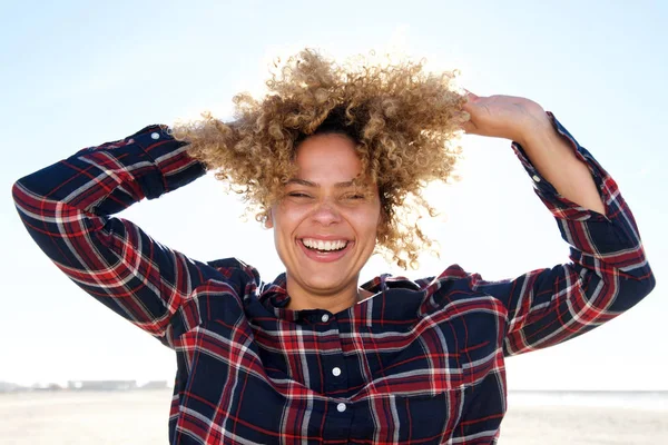 Close Van Portret Van Zorgeloos African American Vrouw Lachen Met — Stockfoto