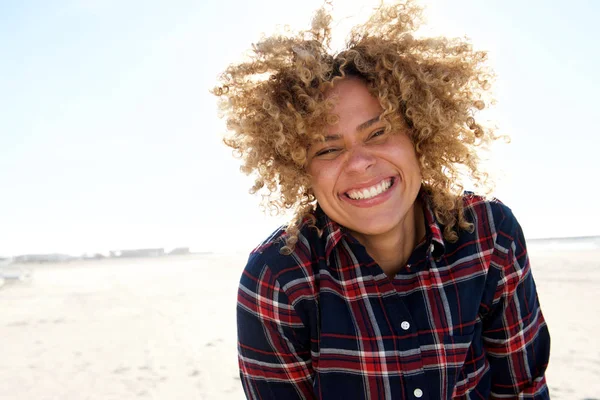 Gros Plan Portrait Jeune Femme Afro Américaine Insouciante Souriant Plage — Photo