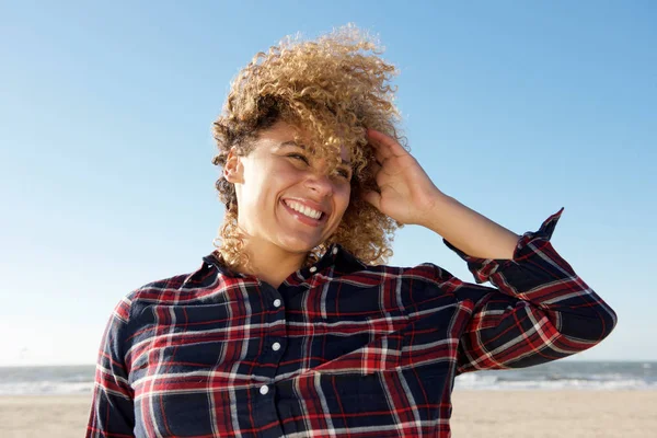 Primer Plano Retrato Atractiva Mujer Afroamericana Sonriendo Con Mano Pelo — Foto de Stock