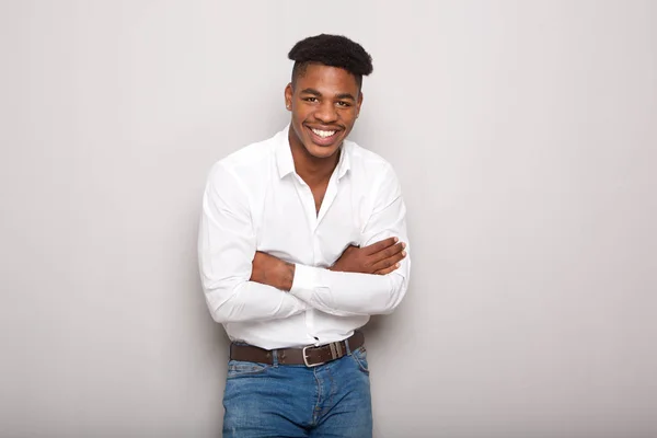 Gri Arka Planı Gülümseyen Geçti Kollu Yakışıklı Genç Siyah Adam — Stok fotoğraf