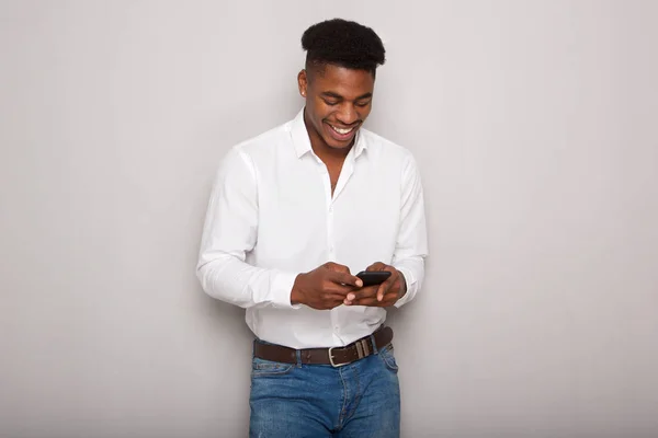 Retrato Jovem Africano Sorridente Olhando Para Celular Por Fundo — Fotografia de Stock