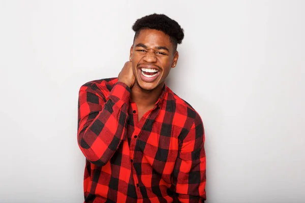 灰色の背景に対して笑っている陽気な若いアフリカ系アメリカ人の肖像画 — ストック写真