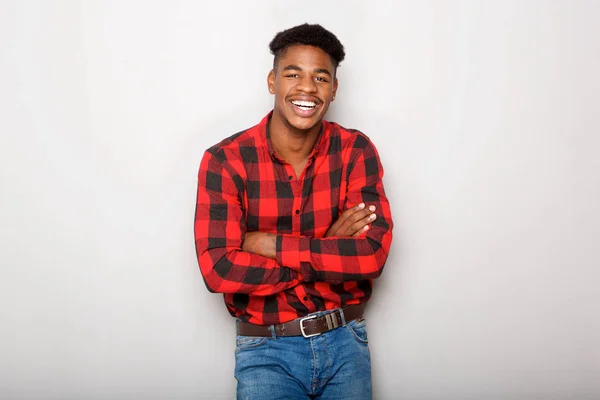 Retrato Jovem Negro Feliz Sorrindo Com Braços Cruzados Por Fundo — Fotografia de Stock