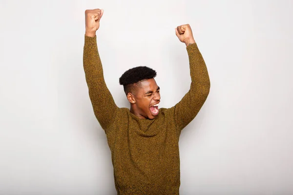 Retrato Jovem Negro Feliz Com Braços Levantados Alegria Contra Fundo — Fotografia de Stock