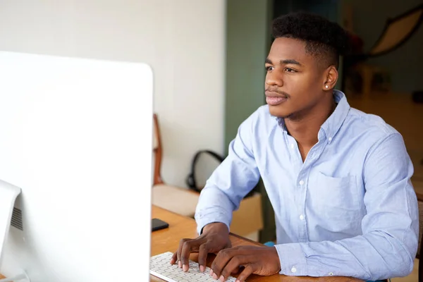 コンピューターのオフィスで働いている若いアフリカ系アメリカ人実業家の肖像画 — ストック写真