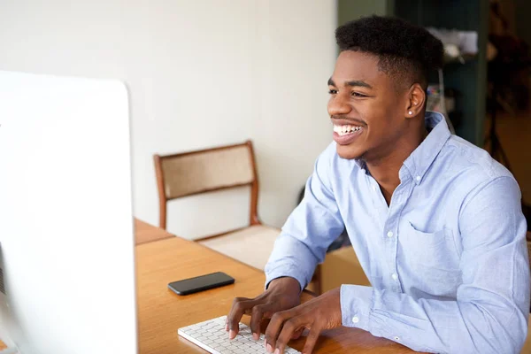 コンピューターとオフィスで働いている若いアフリカの実業家の肖像画 — ストック写真