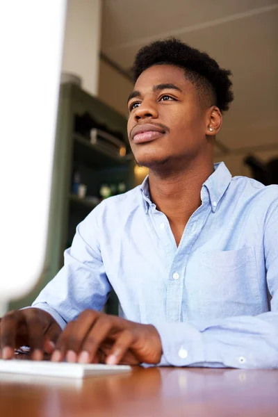 コンピューターのオフィスで働いている若い黒人男性の肖像画 — ストック写真