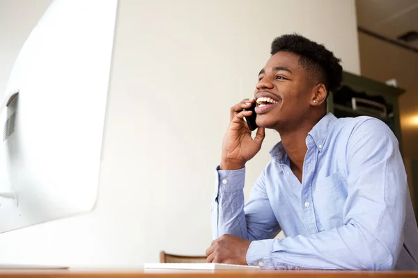 Retrato Joven Empresario Afroamericano Sonriente Hablando Por Teléfono Mientras Mira —  Fotos de Stock
