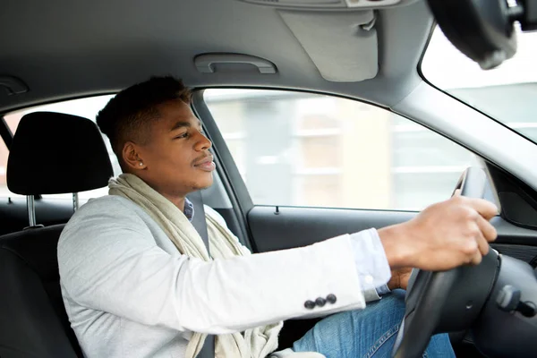 Portrét Pohledný Mladík Afroamerické Řídí Auto — Stock fotografie