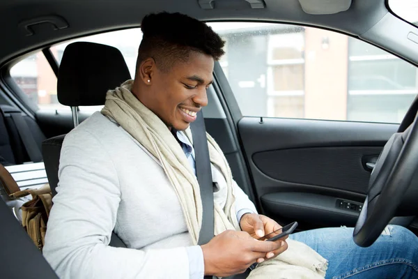 Portrét Usměvavé Mladé Afroamerické Podnikatele Při Pohledu Mobilní Telefon Při — Stock fotografie