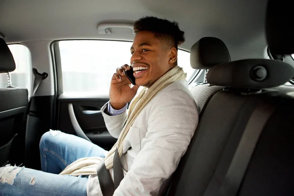 Portrét Šťastný Mladý Černoch Sedí Sedadle Auta Mluví Mobilním Telefonem — Stock fotografie