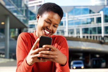 Gülümseyen ve cep telefonu arıyorum güzel genç Afro-Amerikan kadın portresi kapatın 