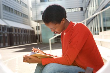 Kitap dışında yazılı gülümseyen genç kadın portresi yan