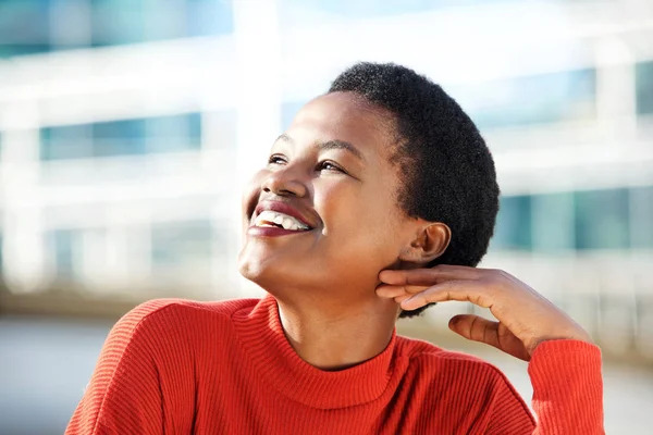 Close Van Portret Van Mooie Jonge African American Vrouw Glimlachen — Stockfoto