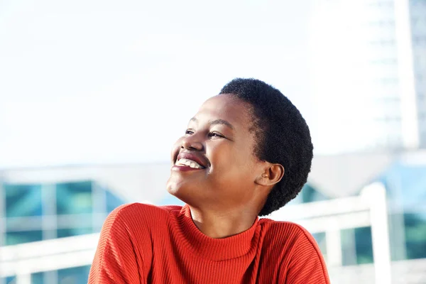 Close Van Portret Van Mooie Jonge Afrikaanse Vrouw Glimlachen Zoek — Stockfoto