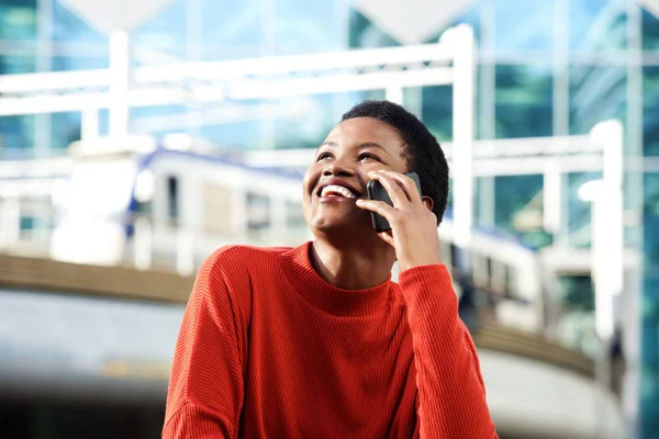 Portret Van Lachende Jonge Afrikaanse Vrouw Praten Cellphone Stad — Stockfoto