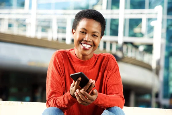 Portret Van Gelukkige Jonge Afrikaanse Vrouw Die Lacht Met Mobiele — Stockfoto