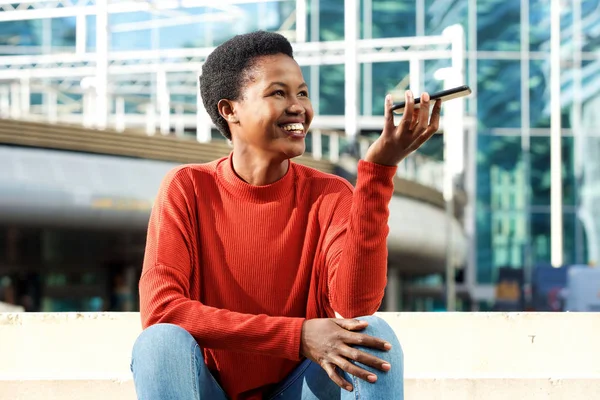 Retrato Una Joven Negra Sonriente Con Celular Ciudad —  Fotos de Stock