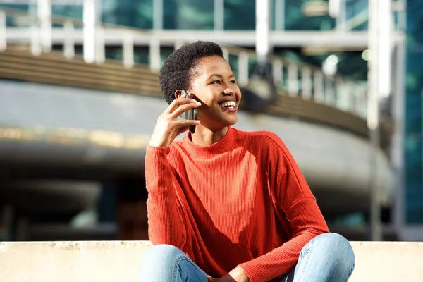 Uppriktiga Porträtt Unga Leende Svart Kvinna Talar Mobiltelefon City — Stockfoto