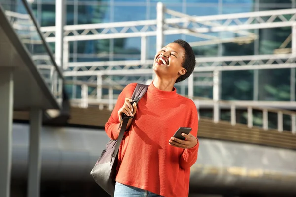 Portret Van Jonge Afrikaanse Vrouw Lachen Met Mobiele Telefoon Stad — Stockfoto