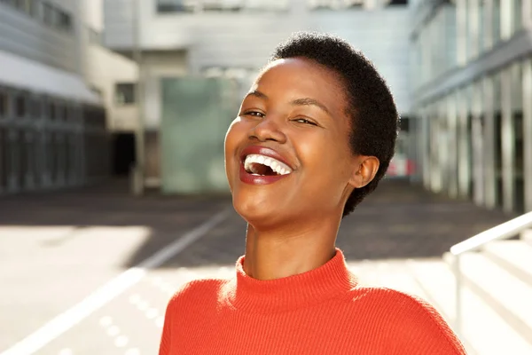 Primer Plano Retrato Hermosa Joven Afroamericana Riéndose Afuera Ciudad —  Fotos de Stock