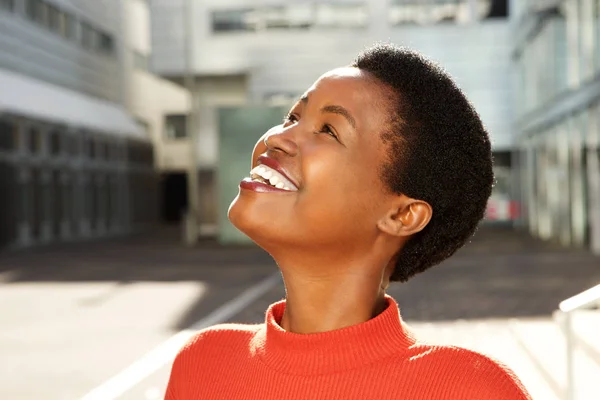 Primer Plano Retrato Franco Joven Mujer Afroamericana Feliz Mirando Hacia — Foto de Stock