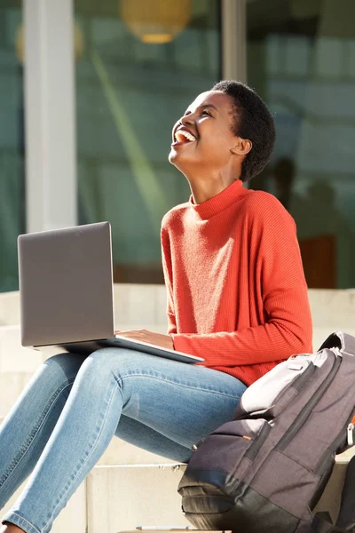 Porträt Einer Glücklichen Afrikanischen Studentin Die Mit Laptop Auf Dem — Stockfoto