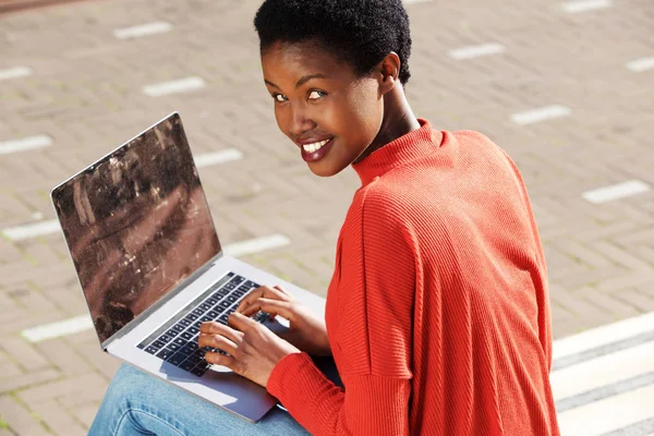 Porträt Einer Jungen Frau Die Mit Laptop Draußen Sitzt — Stockfoto