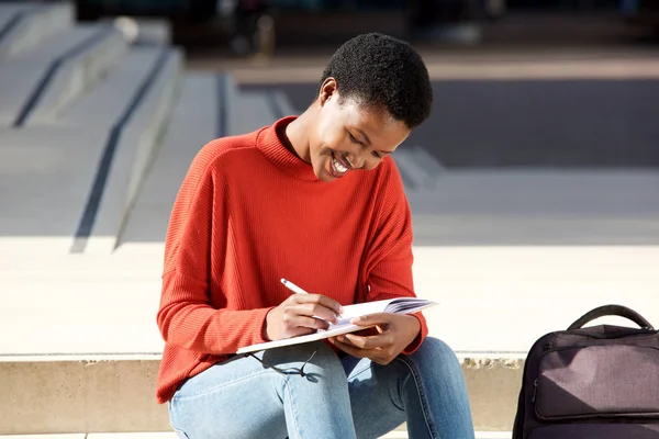 Retrato Una Joven Negra Sentada Fuera Escribiendo Libro —  Fotos de Stock