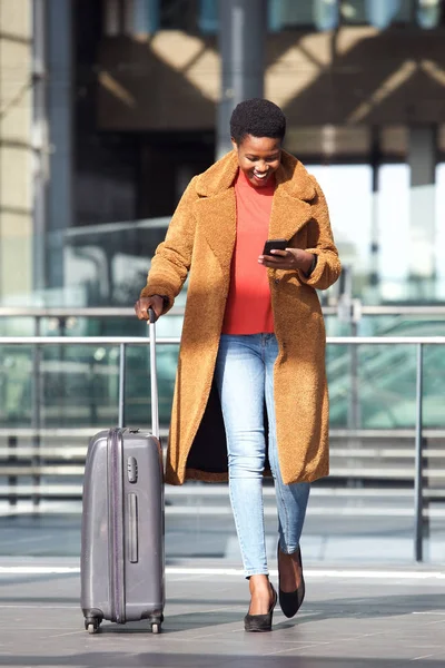 Retrato Cuerpo Completo Joven Afroamericana Feliz Caminando Estación Con Maleta — Foto de Stock