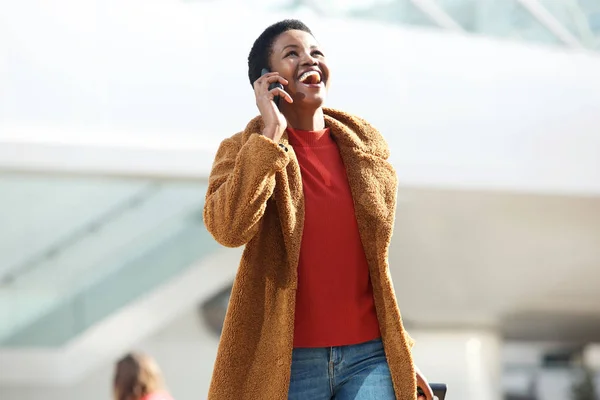 Portret Van Gelukkig Vrouwelijke Reiziger Lopend Pratend Met Mobiele Telefoon — Stockfoto