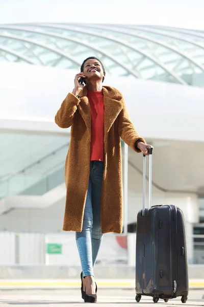 Retrato Cuerpo Completo Joven Afroamericana Feliz Caminando Con Maleta Equipaje — Foto de Stock