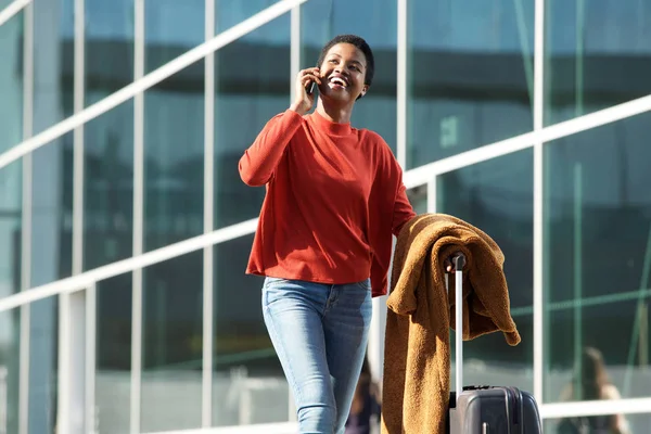 Retrato Bela Jovem Negra Andando Cidade Com Celular Mala Mão — Fotografia de Stock