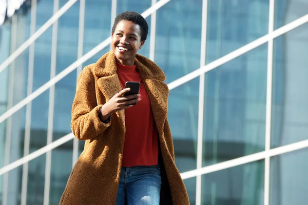 Portret Van Mooie Jonge Zwarte Vrouw Lopen Stad Met Mobiele — Stockfoto