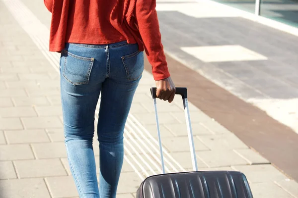 Imagen Recortada Joven Mujer Negra Caminando Tirando Maleta — Foto de Stock