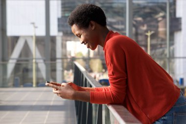 Güzel gülümseyen Afrikalı-Amerikalı kadın cep telefonu arıyorum profil portresi