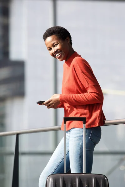 Retrato Mujer Afroamericana Feliz Viaje Esperando Estación Con Teléfono Móvil — Foto de Stock