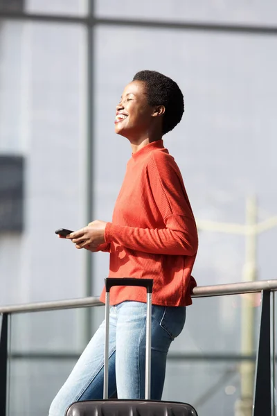 Retrato Mujer Afroamericana Feliz Esperando Estación Con Teléfono Móvil Maleta — Foto de Stock