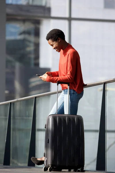 Straně Portrét Afroameričané Šťastné Cestování Žena Čekala Nádraží Mobilním Telefonem — Stock fotografie