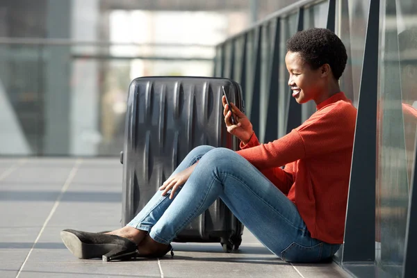 Retrato Lateral Joven Afroamericana Feliz Sentada Suelo Terminal Del Aeropuerto —  Fotos de Stock