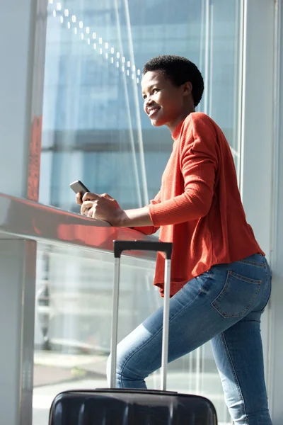 Retrato Una Joven Africana Sonriente Con Una Maleta Con Teléfono — Foto de Stock