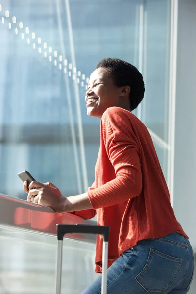 Portret Van Gelukkig African American Vrouw Met Gsm Koffer Reizen — Stockfoto