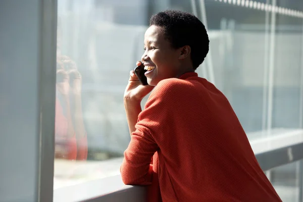 Primer Plano Retrato Joven Feliz Hablando Con Teléfono Celular Por —  Fotos de Stock