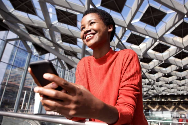 Openhartig Portret Van Afrikaanse Amerikaanse Vrouw Bedrijf Mobiele Telefoon Smiling — Stockfoto