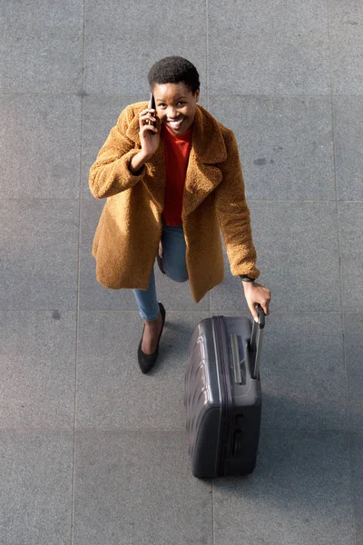 Retrato Desde Arriba Mujer Afroamericana Feliz Caminando Con Maleta Hablando — Foto de Stock