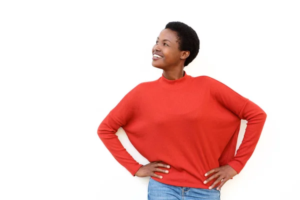 Portret Szczęśliwy African American Kobieta Uśmiechając Się Patrząc Przeciwko Białym — Zdjęcie stockowe