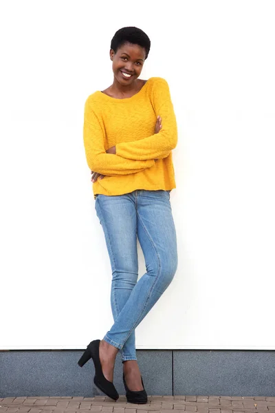 Retrato Larga Duración Hermosa Joven Afroamericana Sonriendo Contra Pared Blanca —  Fotos de Stock