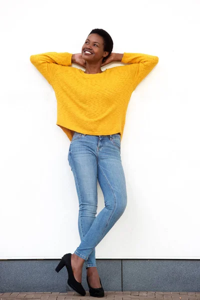 Retrato Cuerpo Completo Una Hermosa Joven Afroamericana Sonriendo Contra Pared —  Fotos de Stock
