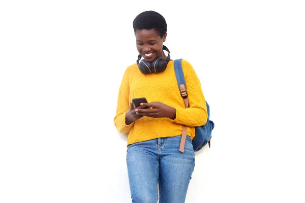 Retrato Mujer Afroamericana Feliz Sonriendo Sobre Fondo Blanco Con Teléfono —  Fotos de Stock