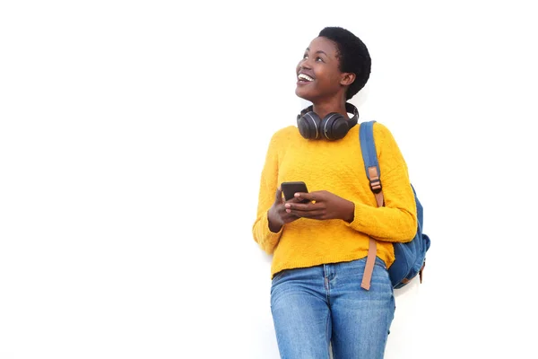 Porträtt Lycklig Afroamerikanska Kvinna Ler Mot Vit Vägg Med Mobiltelefon — Stockfoto